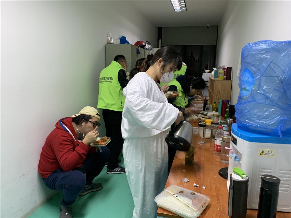 綠馬甲“浦東青年志愿者”，的一次晚班志愿服務(wù)