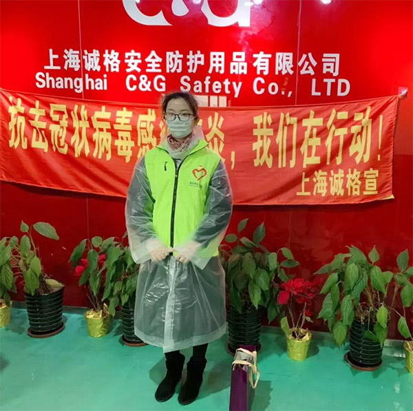 攜手戰(zhàn)“疫”，逆風而上，上海志愿者助力抗疫防護服生產(chǎn)