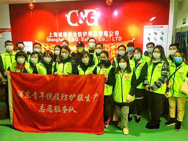 攜手戰(zhàn)“疫”，逆風(fēng)而上，上海志愿者助力抗疫防護服生產(chǎn)