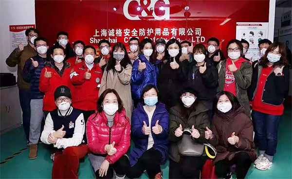 攜手戰(zhàn)“疫”，逆風而上，上海志愿者助力抗疫防護服生產(chǎn)