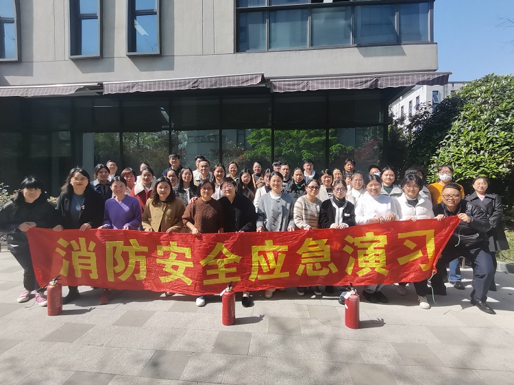 辦公區(qū)消防演習合照.jpg